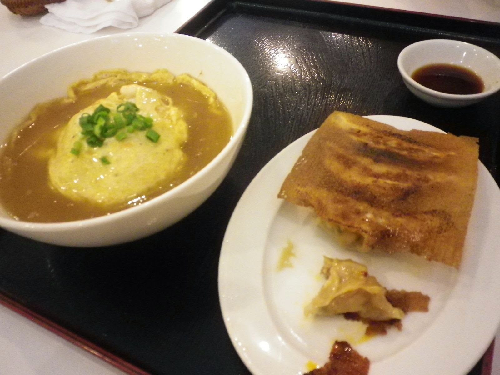 ホーチミンの大阪ラーメン店で提供された天津飯と餃子のセット