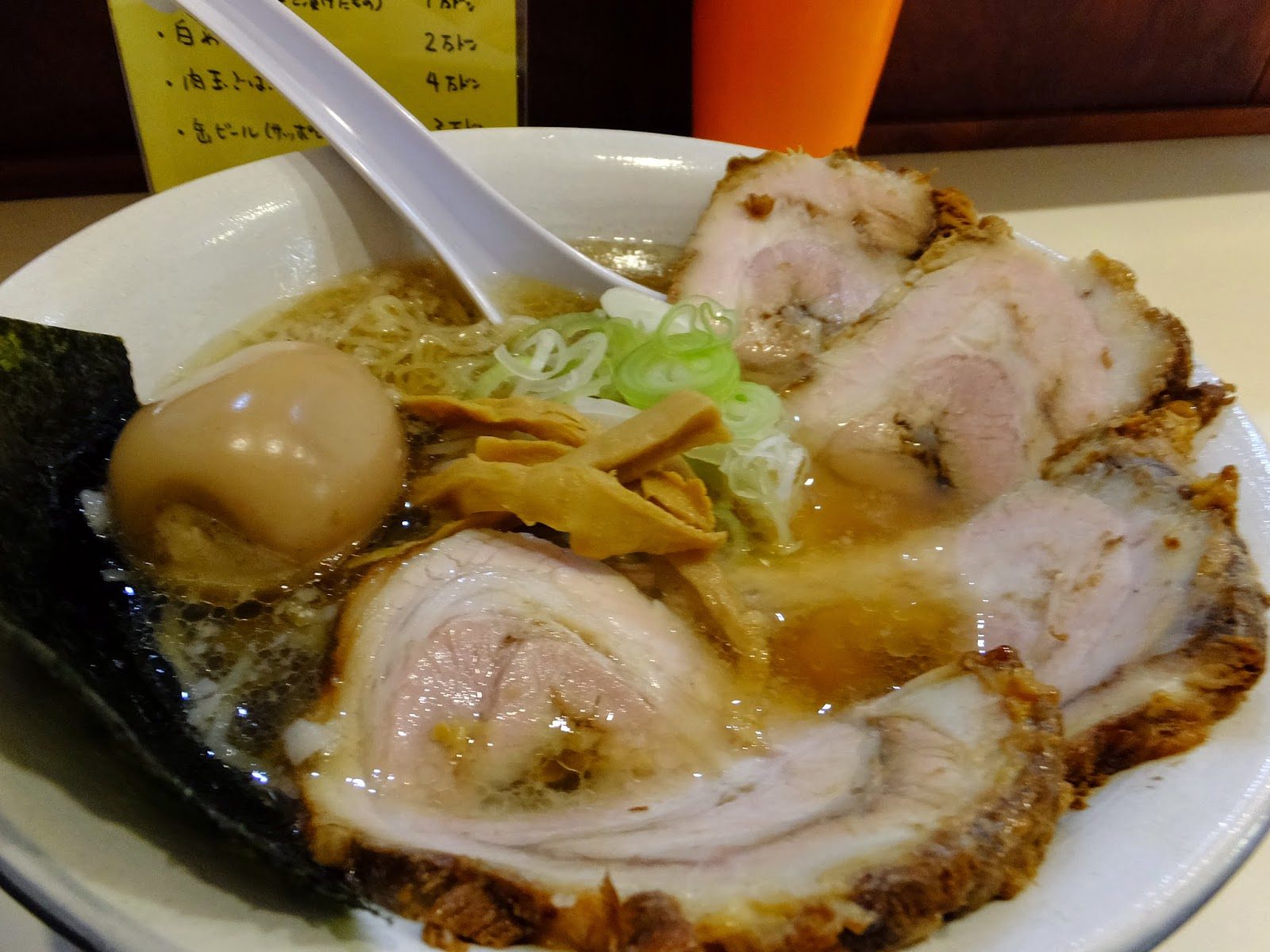 とみだやの大きなチャーシューと煮卵が乗った醤油ラーメン