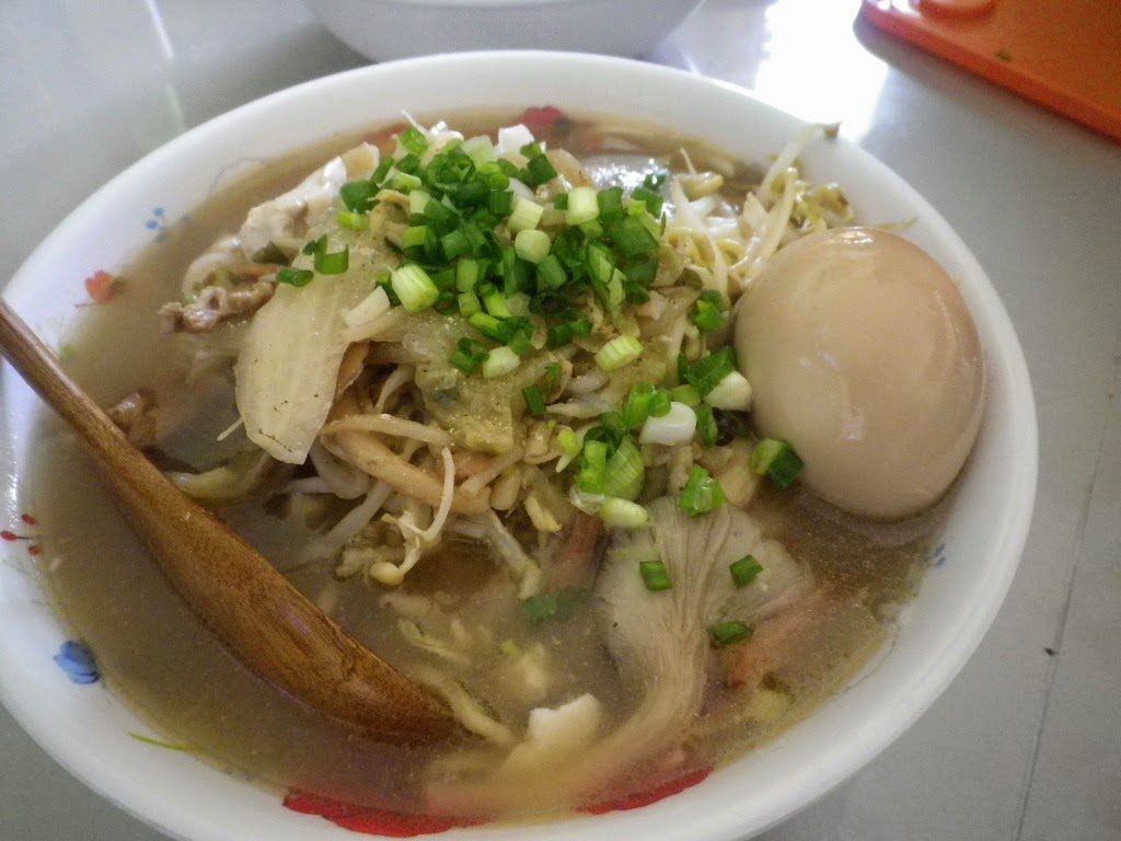 ホアヒンのアパートで作った手作り半熟煮玉子のせ二郎風ラーメン