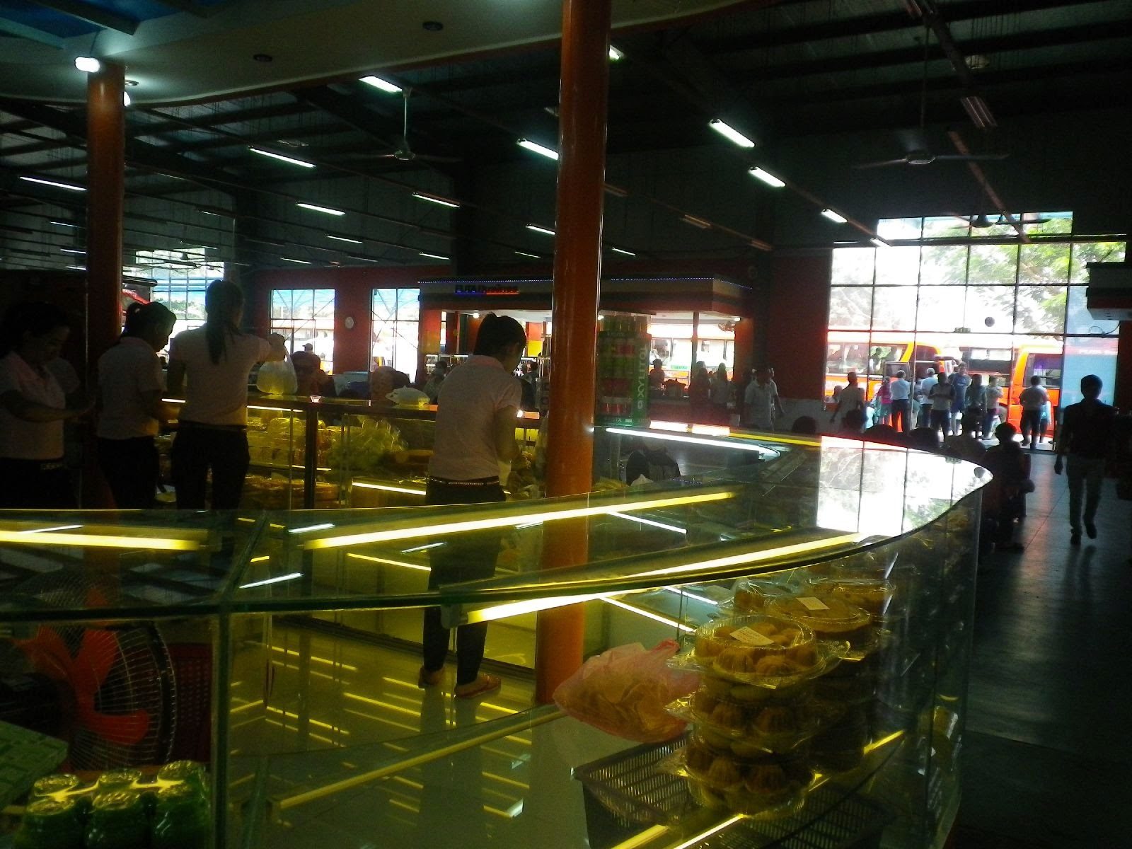 フーンチャントラベル専用休憩所の広い売店内部