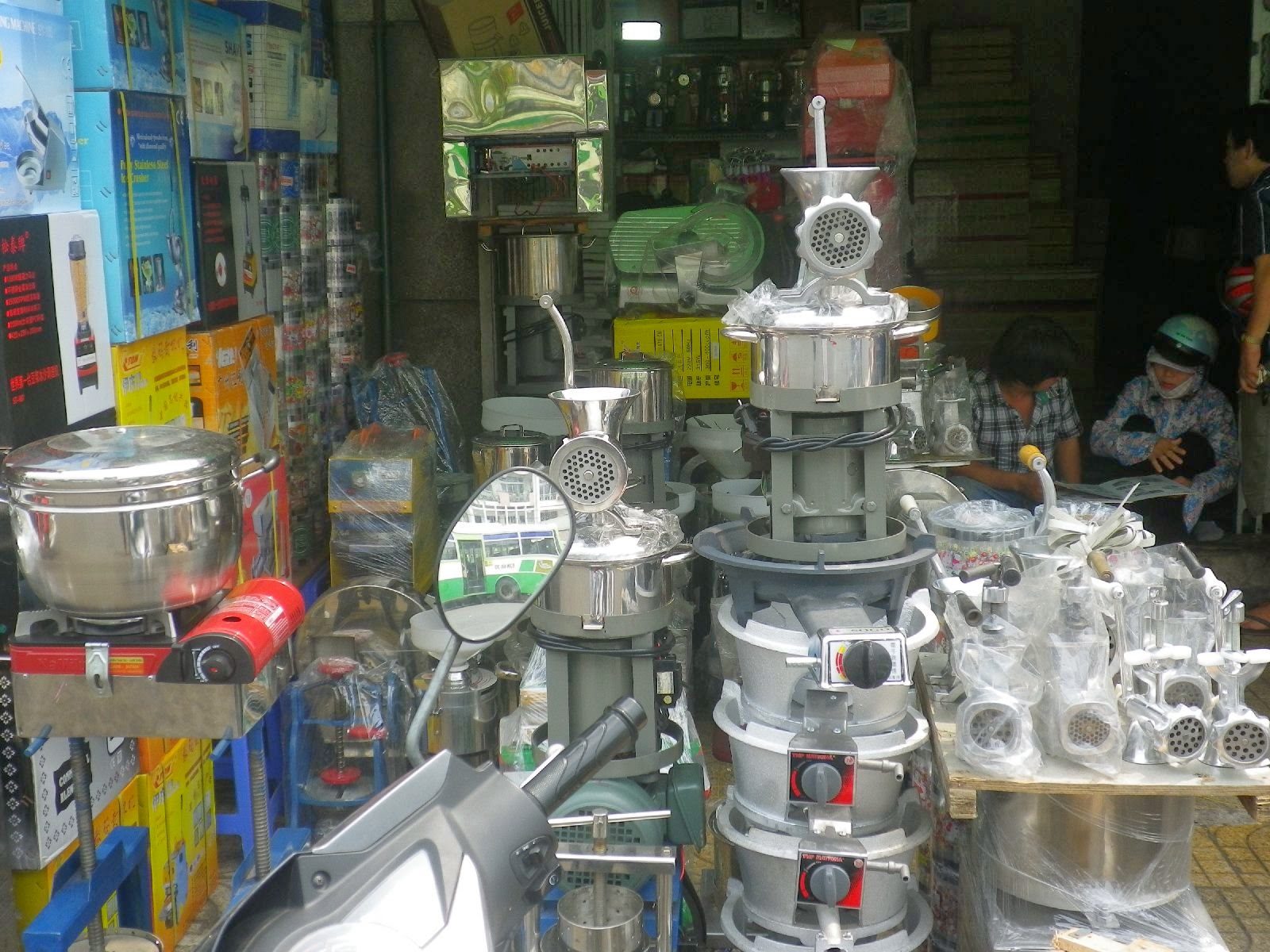 チョロンの路上に並ぶ調理器具や厨房機器の露店