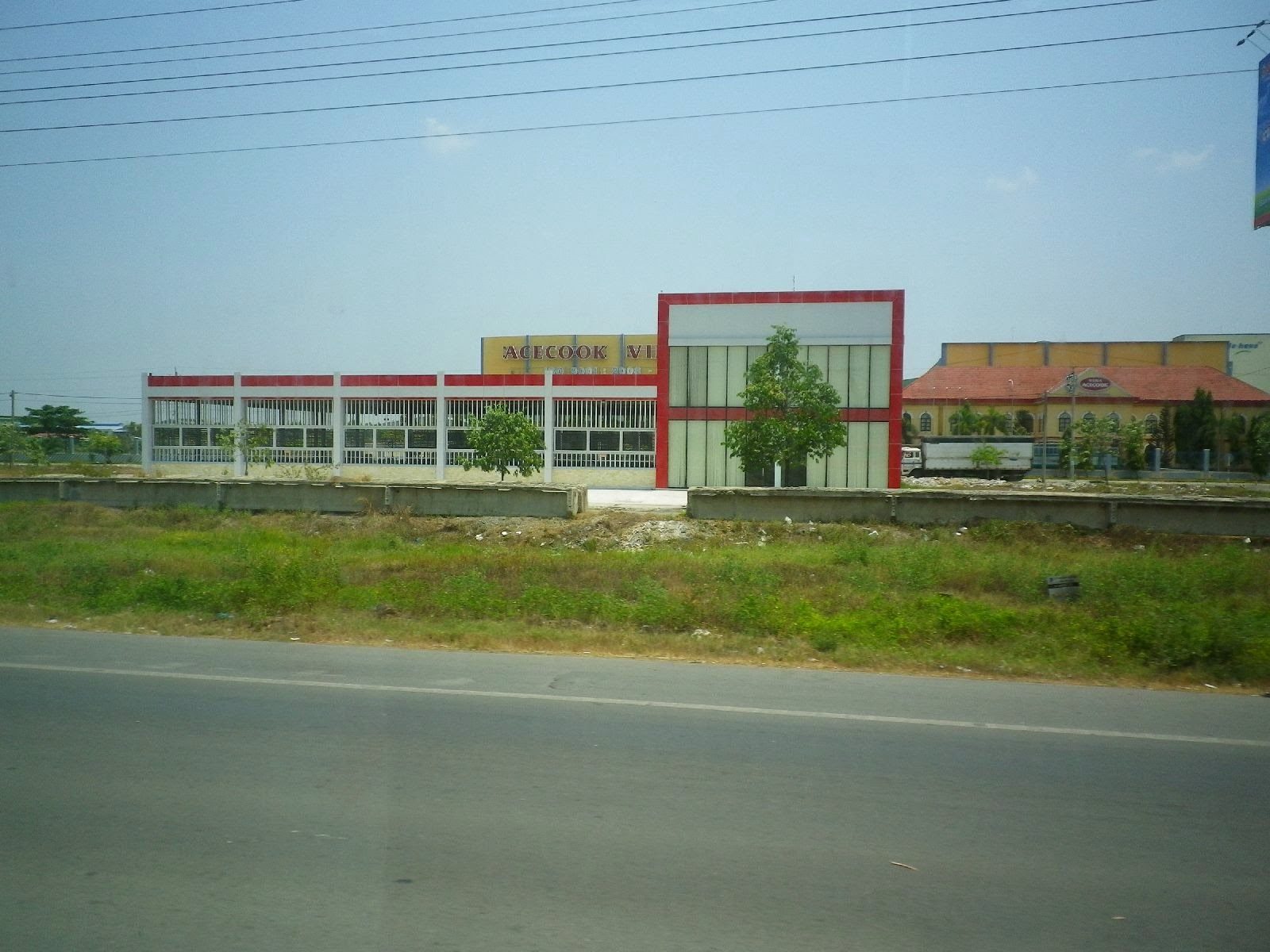 ベトナムのエースコック工場外観、幹線道路沿い