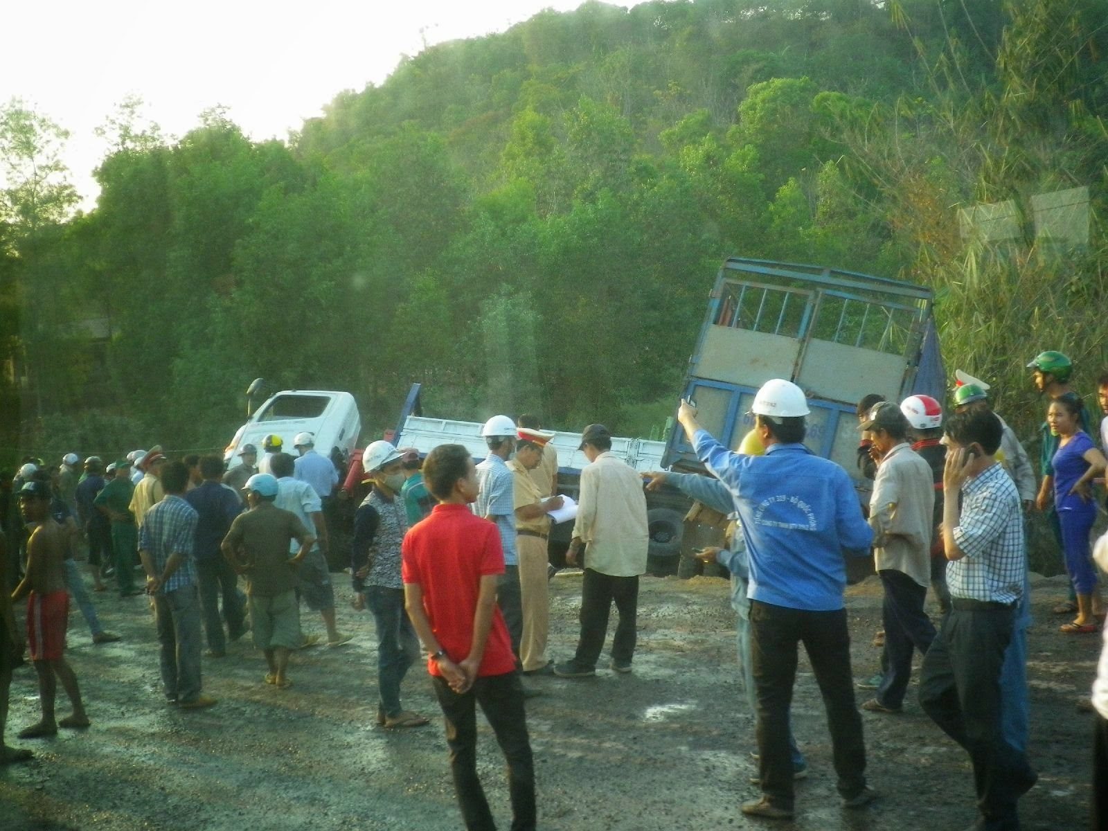 ベトナム山道でトラック横転事故の現場に集まる人々