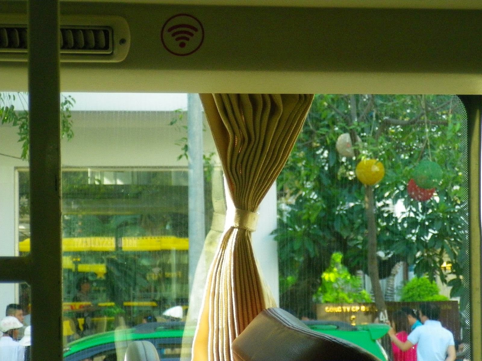 ベトナム長距離バス車内のWi-Fiステッカーとカーテン