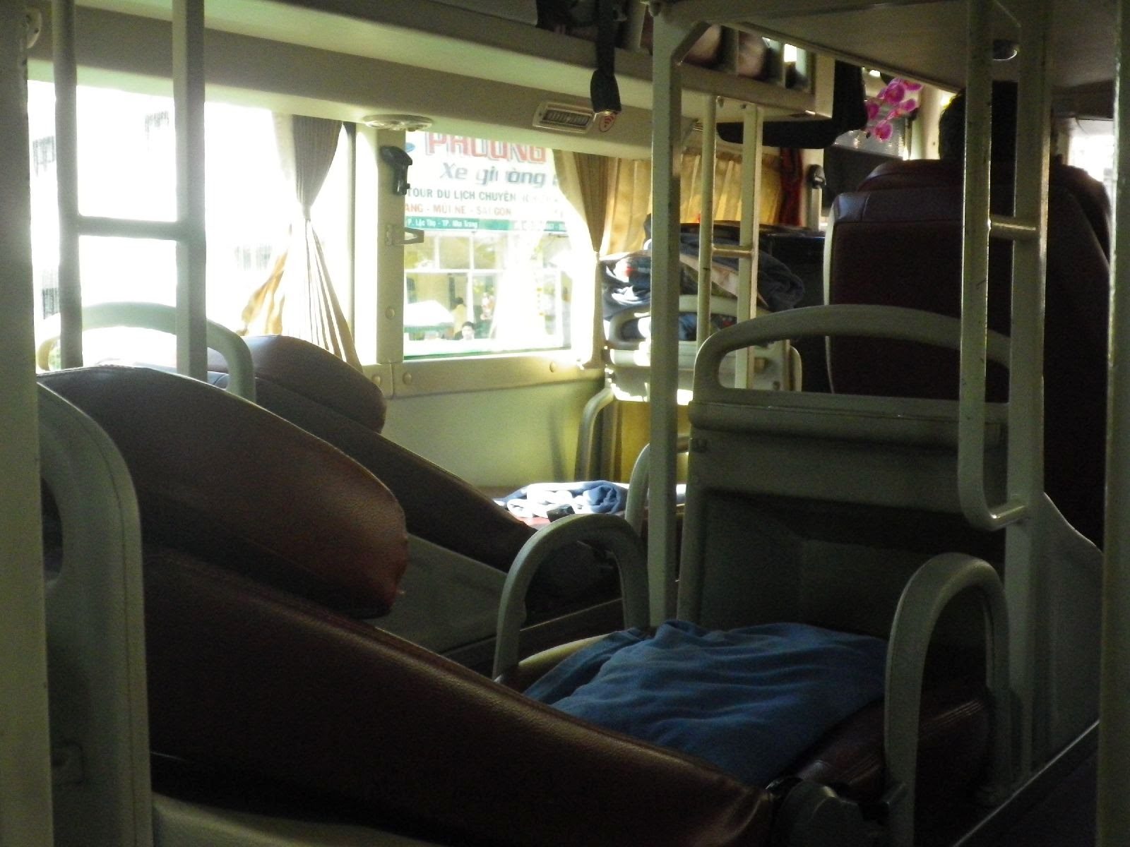 ベトナム寝台バス車内の2段式フルフラットシート