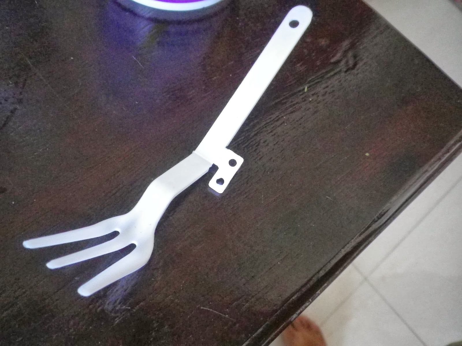 ベトナムのカップ麺に付属する折りたたみ式プラスチックフォーク