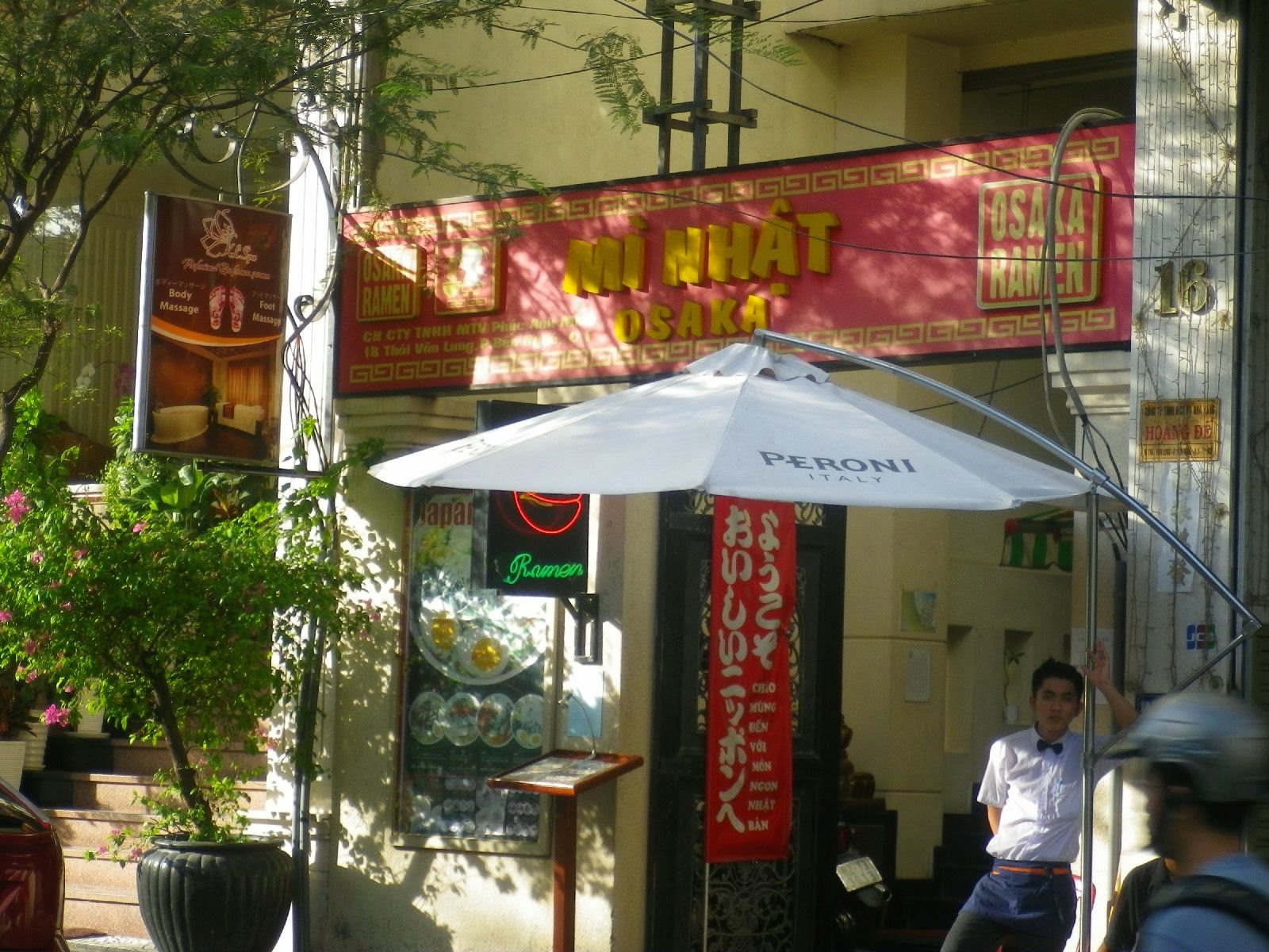 ホーチミン・大阪ラーメン（Mí Nhật Osaka）の外観看板