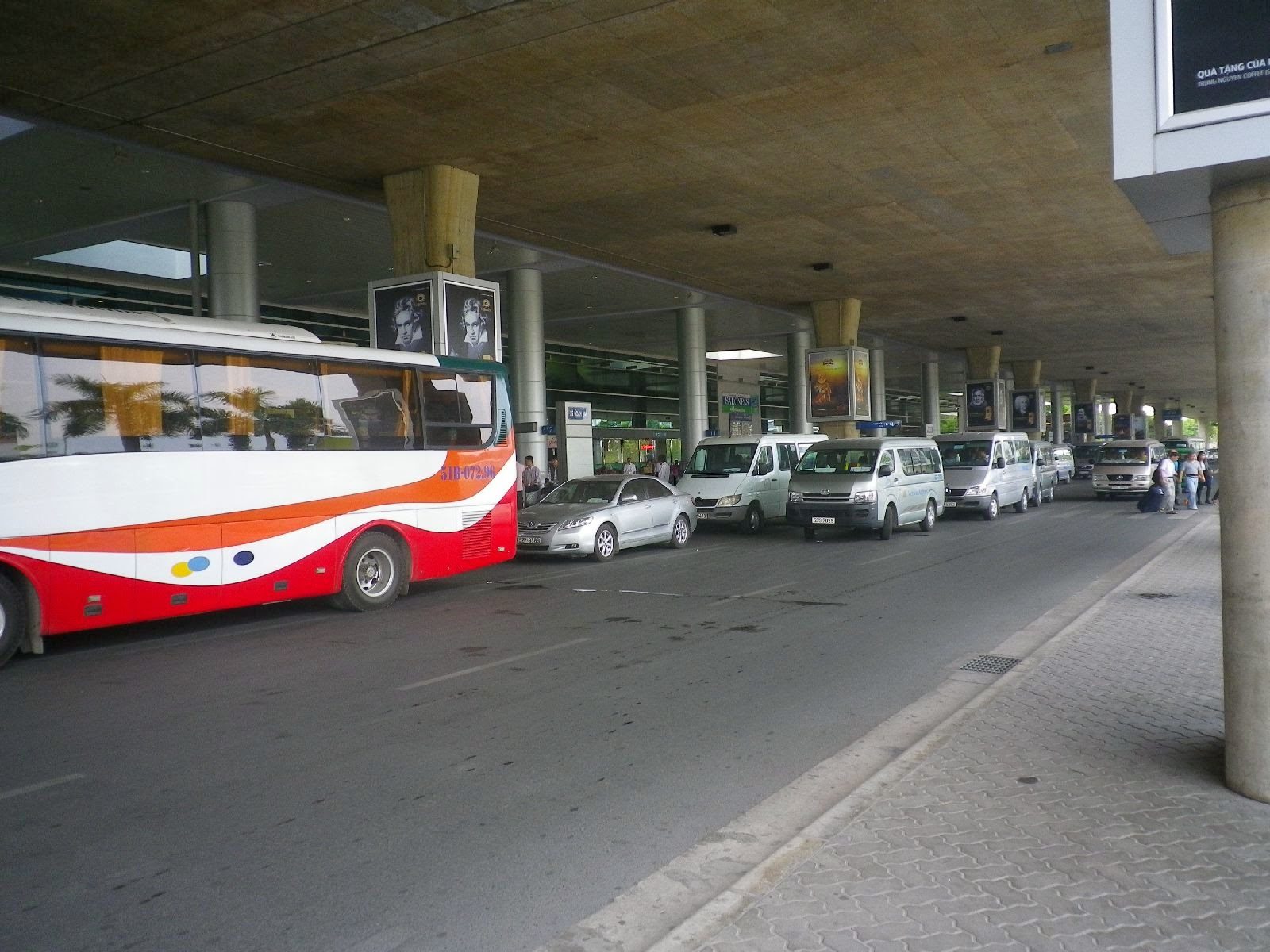タンソンニャット国際空港前に並ぶ152番バスと車列