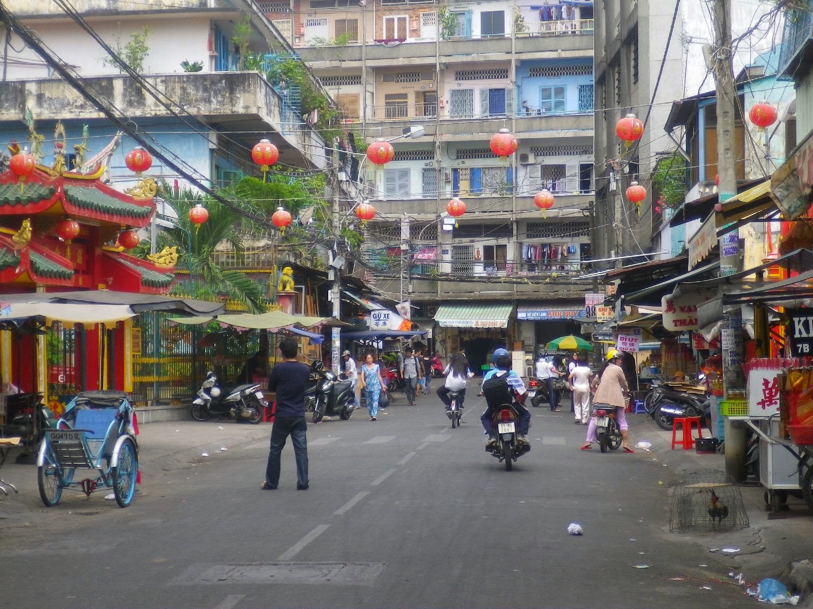ホーチミン・チョロン地区の路地に赤い提灯が連なる中国系街並み