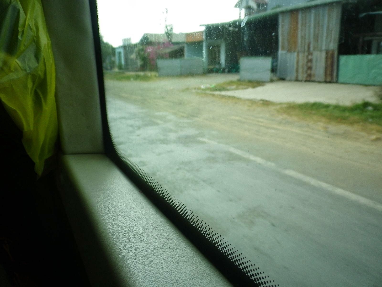 長距離バス車窓から見えるベトナム郊外の雨の道路