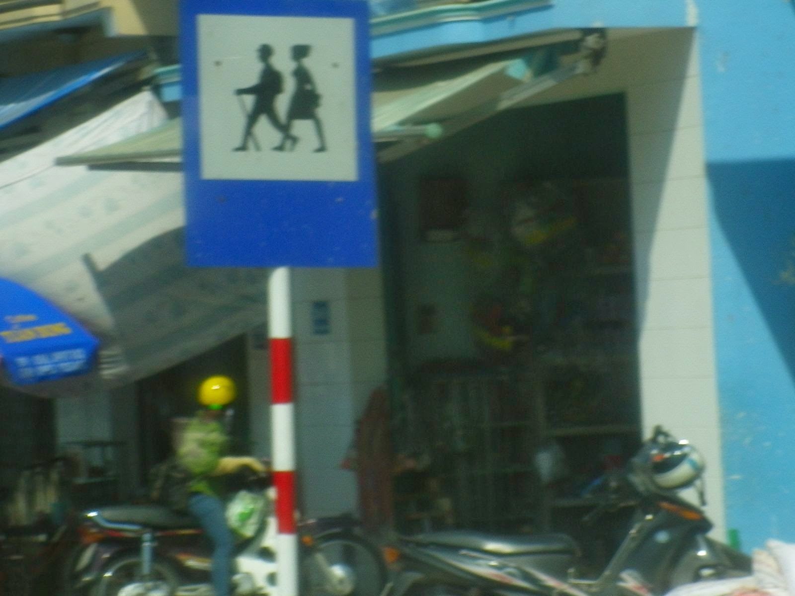 ベトナムの街角に立つ青い歩行者標識