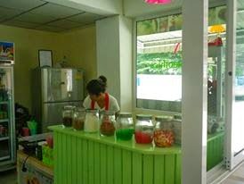 ホアヒンのアパート1階にある売店カウンターと店員