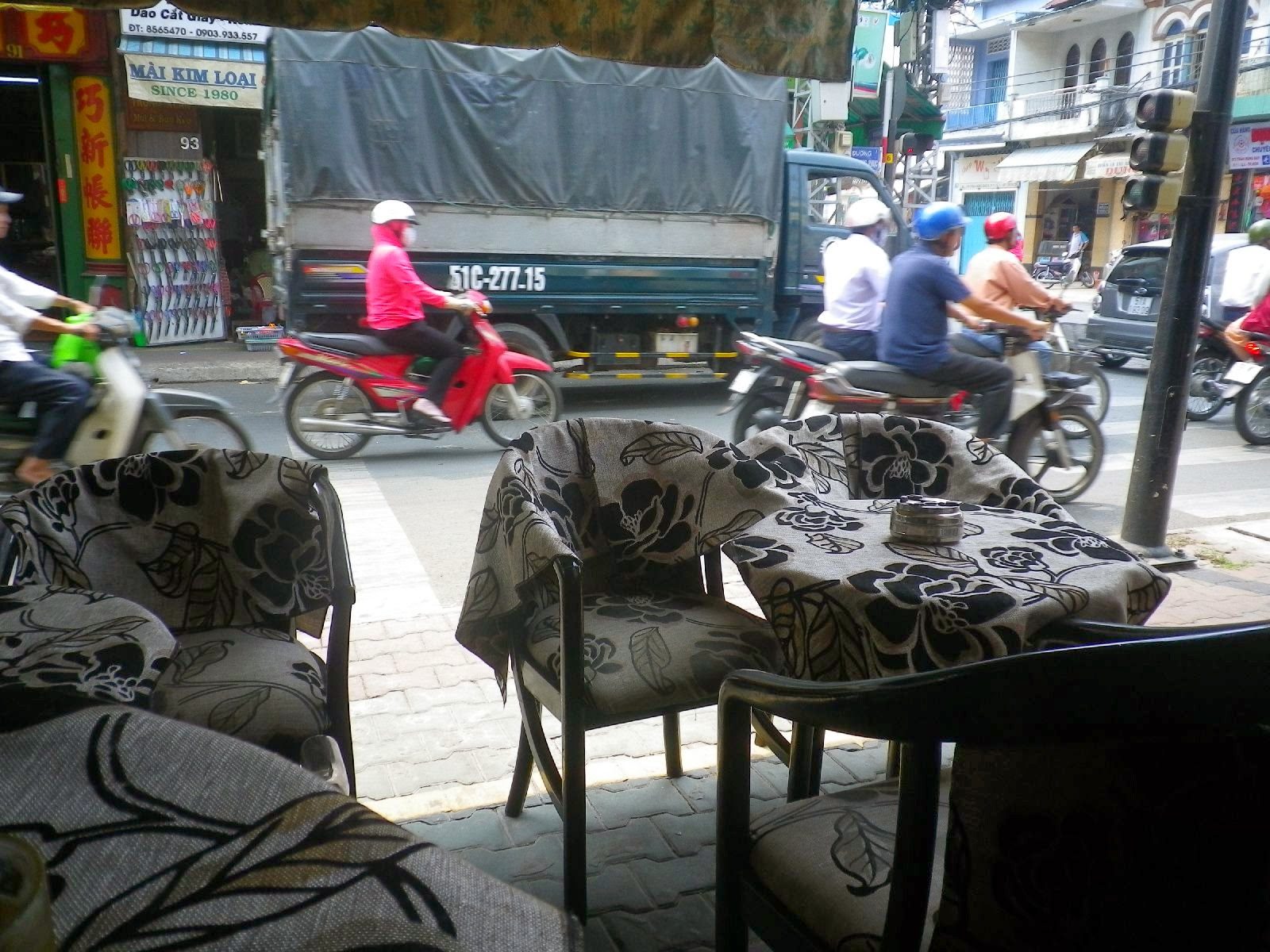 ホーチミン・チョロンのカフェテラスから見えるバイクが行き交う喧騒の街並み