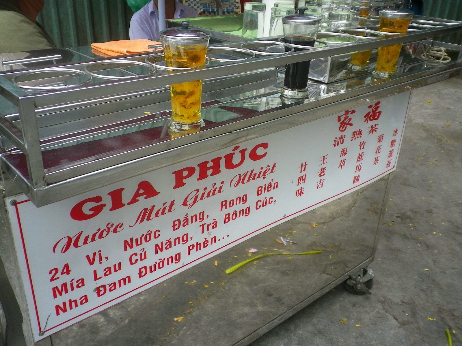 チョロンの路上に並ぶGia Phucの漢方茶スタンド