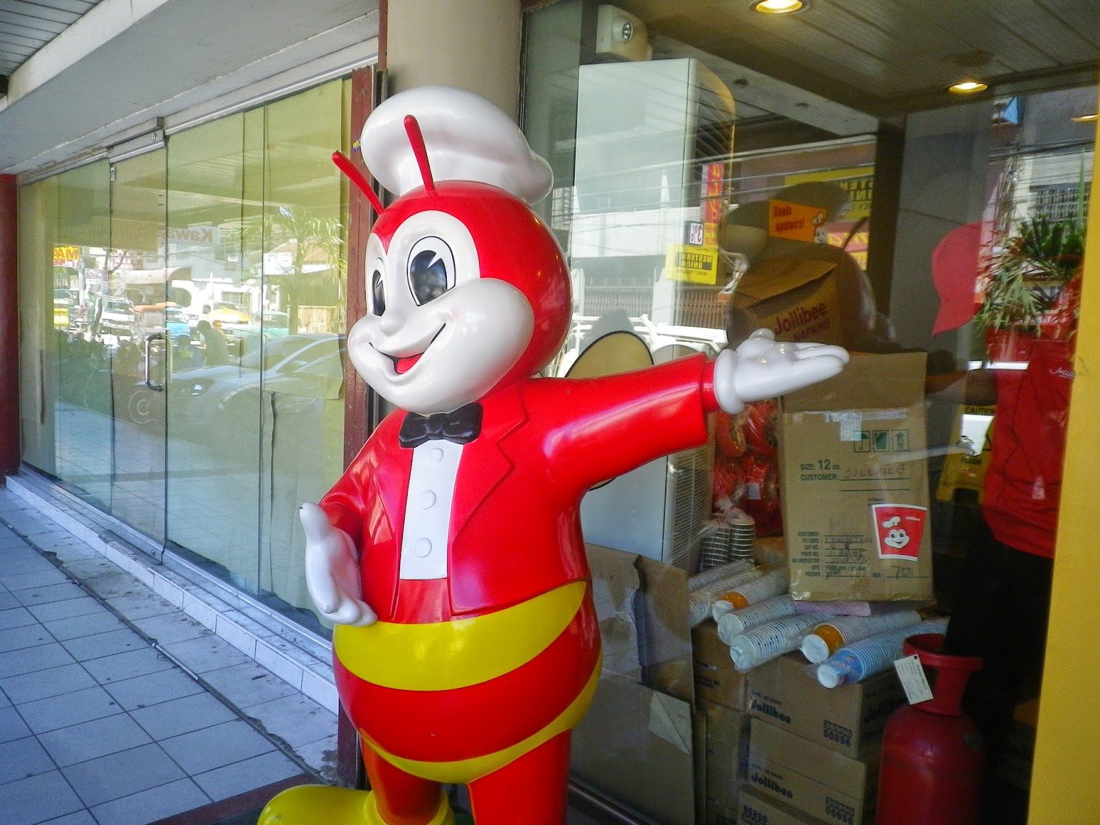 ジョリビーのマスコットキャラクター ジョリビーのマスコット人形がフィリピンの店頭で出迎え