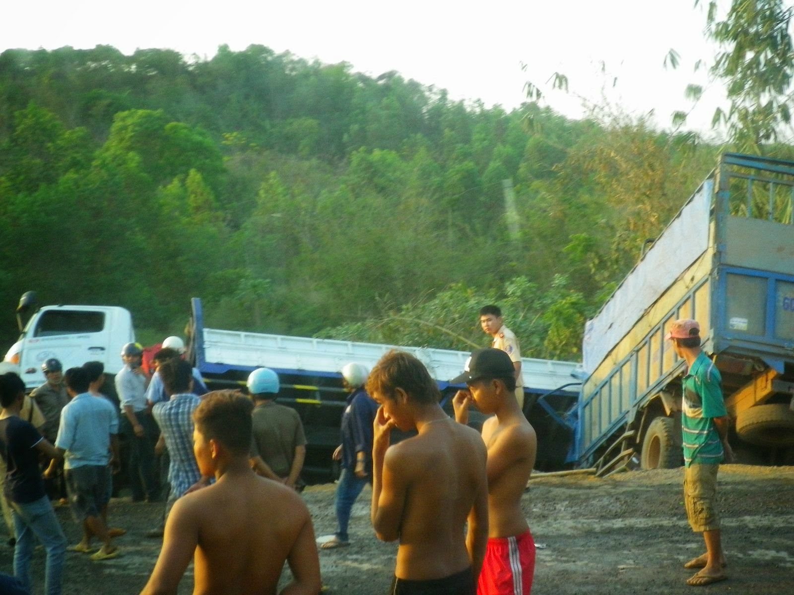ベトナム道路脇でトラック横転事故に集まる野次馬たち