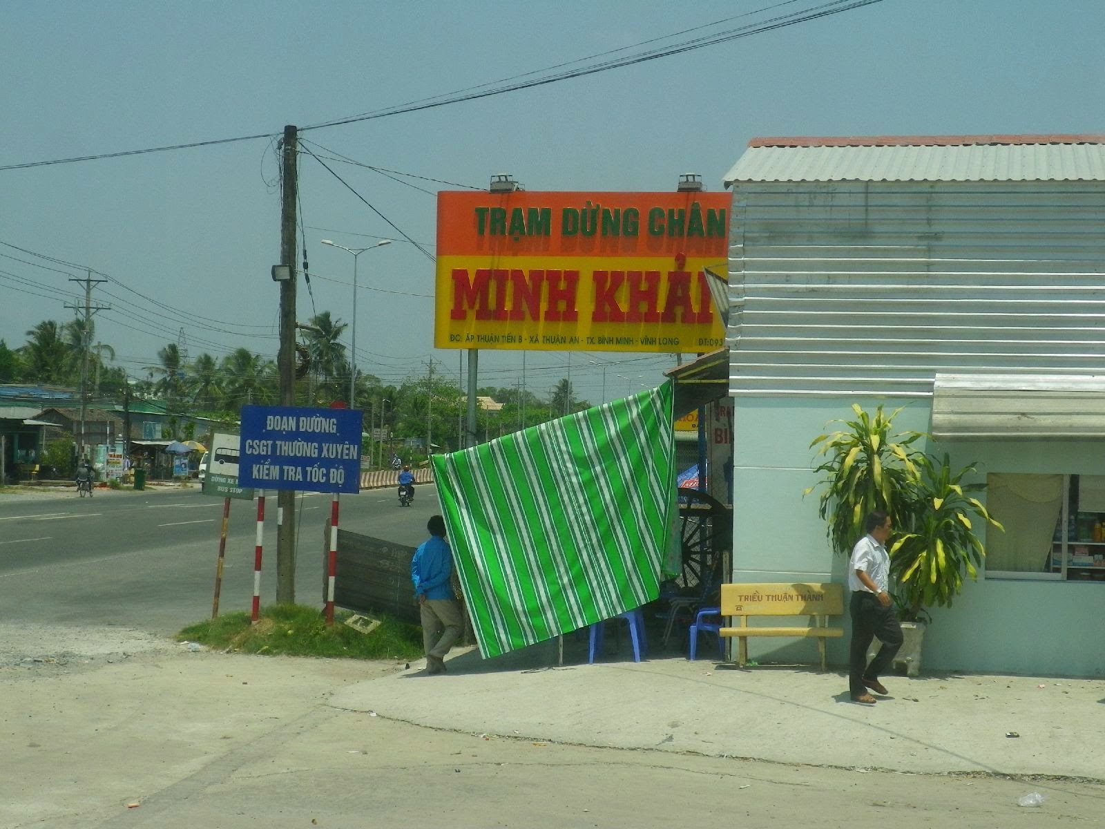 ベトナム・ヴィンロン省のバス休憩所「ミンカイ」の看板