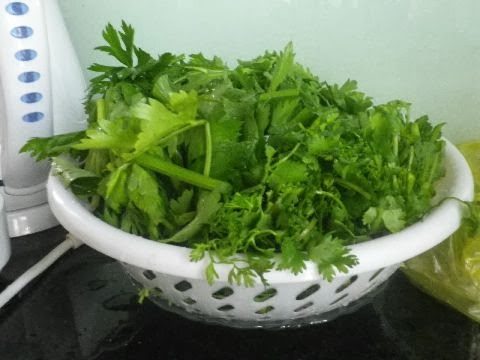 ベトナムの市場で購入した新鮮な香草・野菜の盛り合わせ