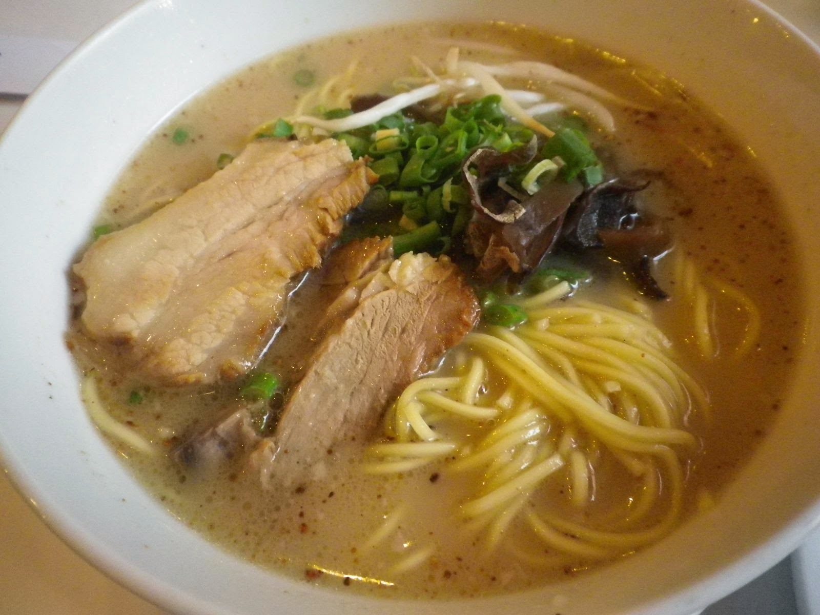 チャーシューと木耳のせホーチミン大阪ラーメン