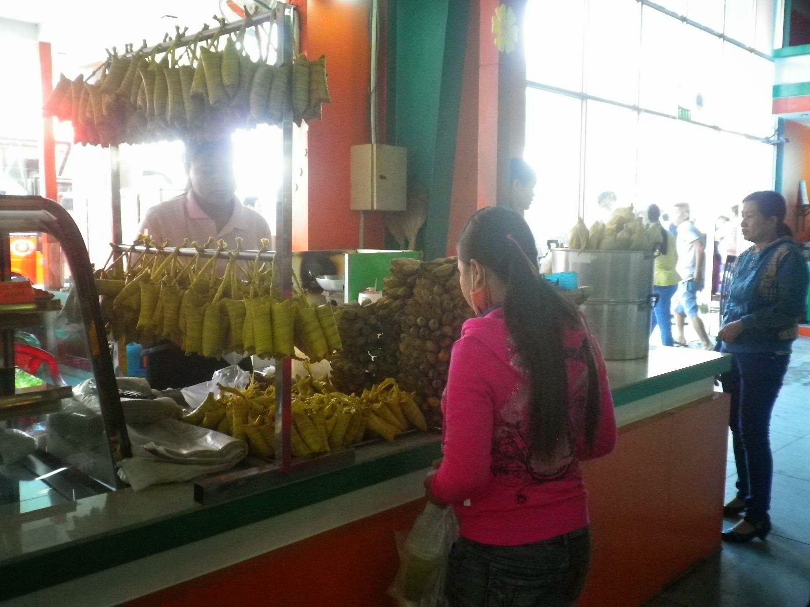 バスの休憩所で地元グルメを販売するベトナムの屋台