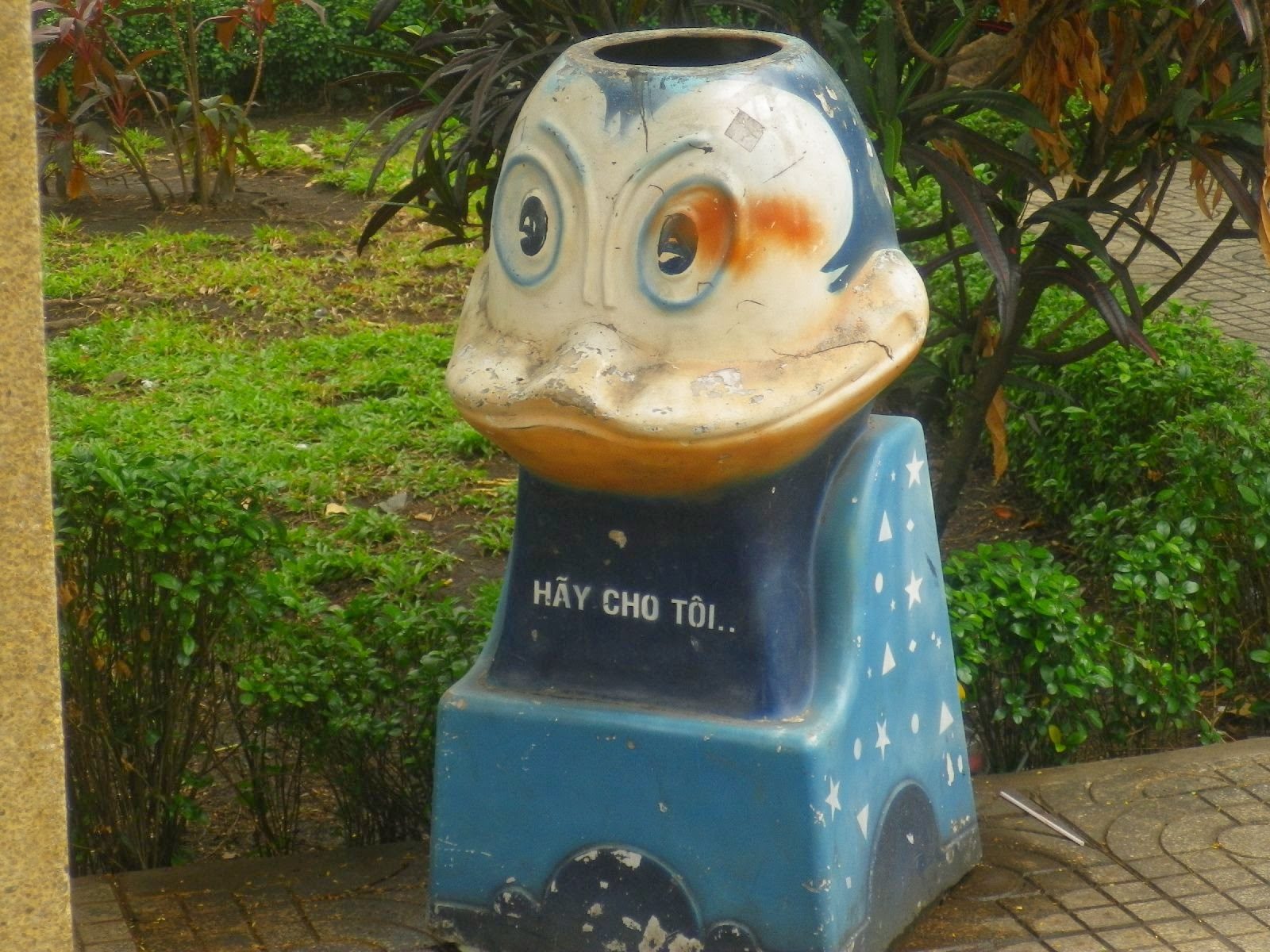 チョロンの公園に置かれたアヒル型ゴミ箱