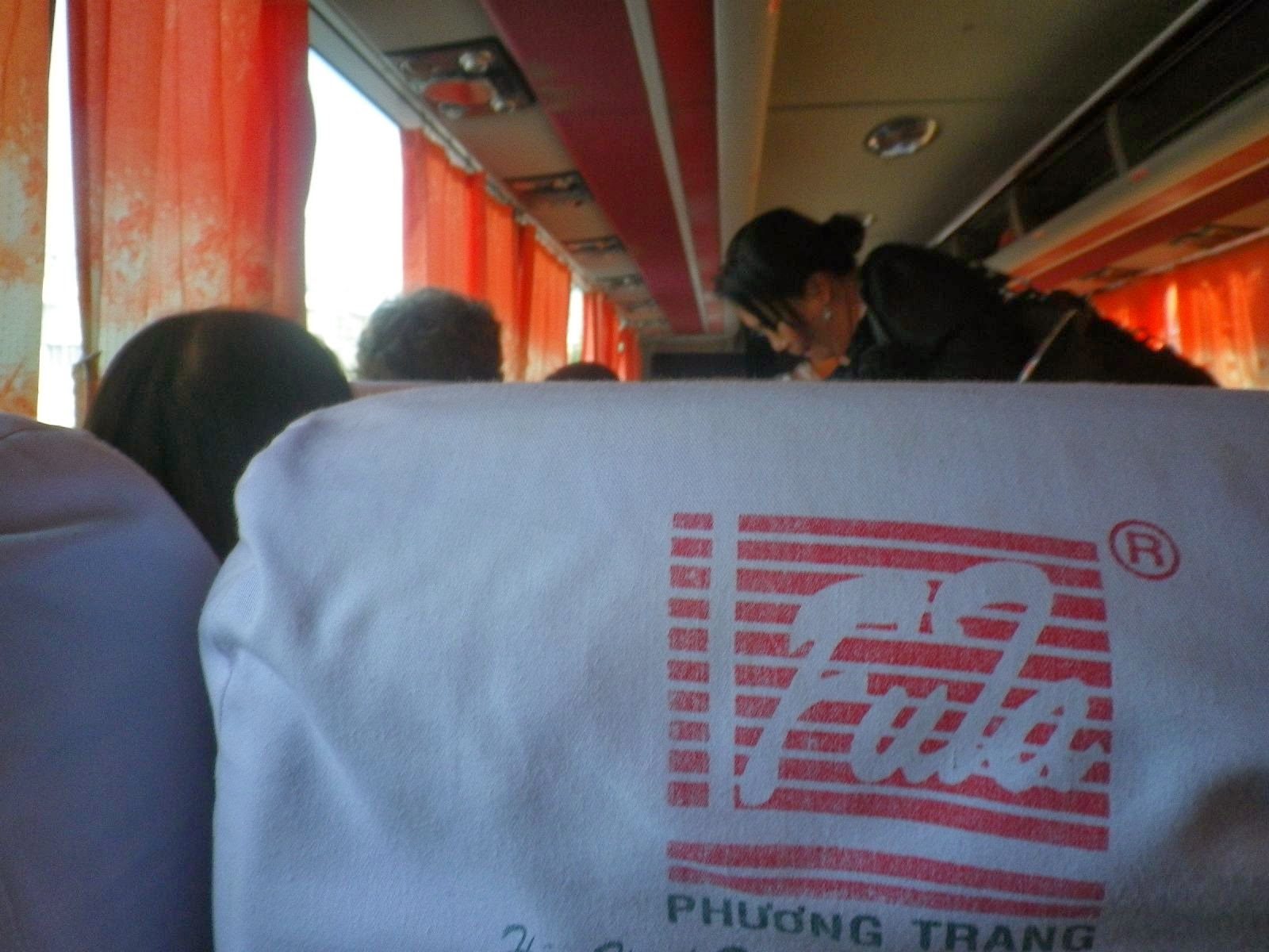 Phương Trangバスの座席ヘッドカバーとロゴ