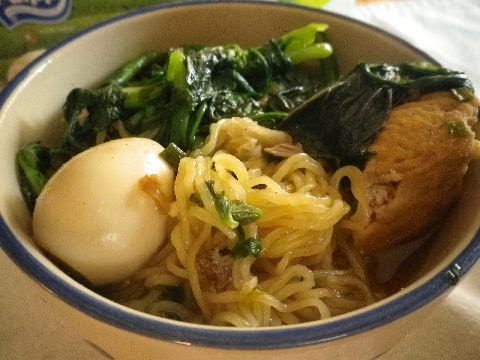 ミコチのノンフライ麺に煮卵と青菜をトッピングした一杯