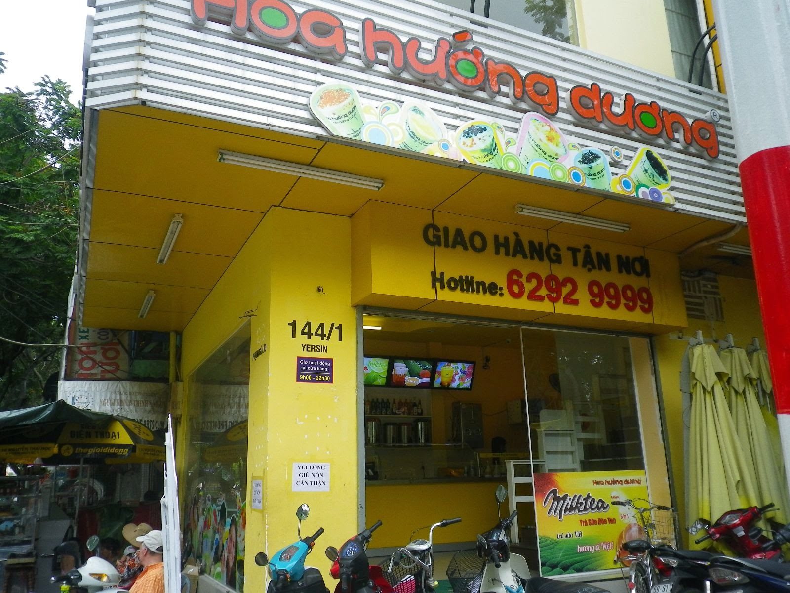 ホーチミンのカフェチェーン店「Hoa Huong Duong」の黄色い外観