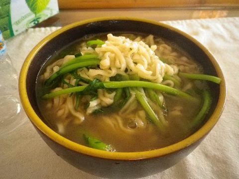 ベトナムのノンフライ即席麺ミコチをどんぶりで調理した一杯