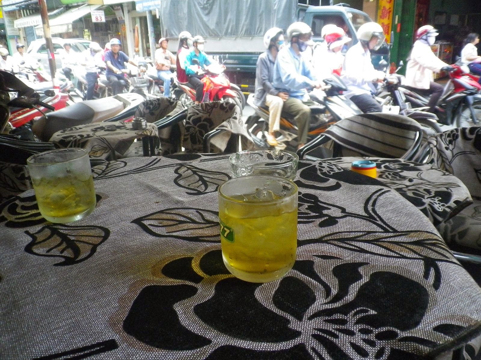 チョロンの路上カフェで飲むアイスティーとバイクが行き交う街並み