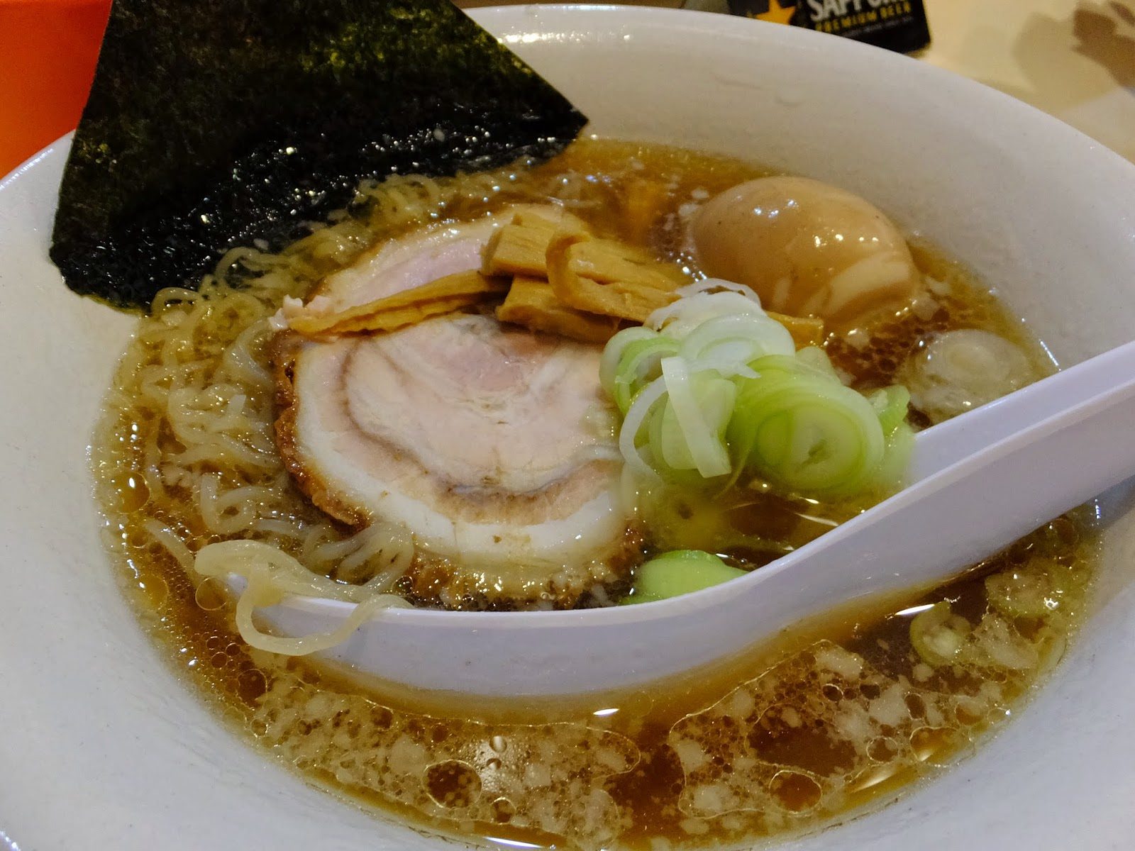 とみだやの味玉ラーメン・チャーシューと海苔トッピング