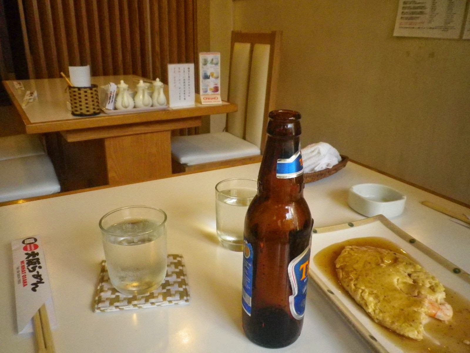 ホーチミンの食堂でTigerビールとエビ入り天津風料理