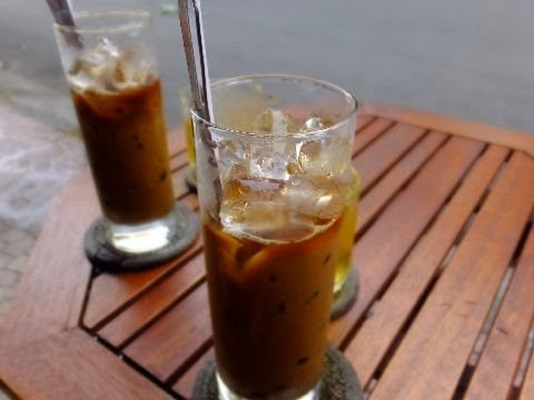 ホーチミンのカフェで楽しむアイスミルクコーヒー（カフェスア）