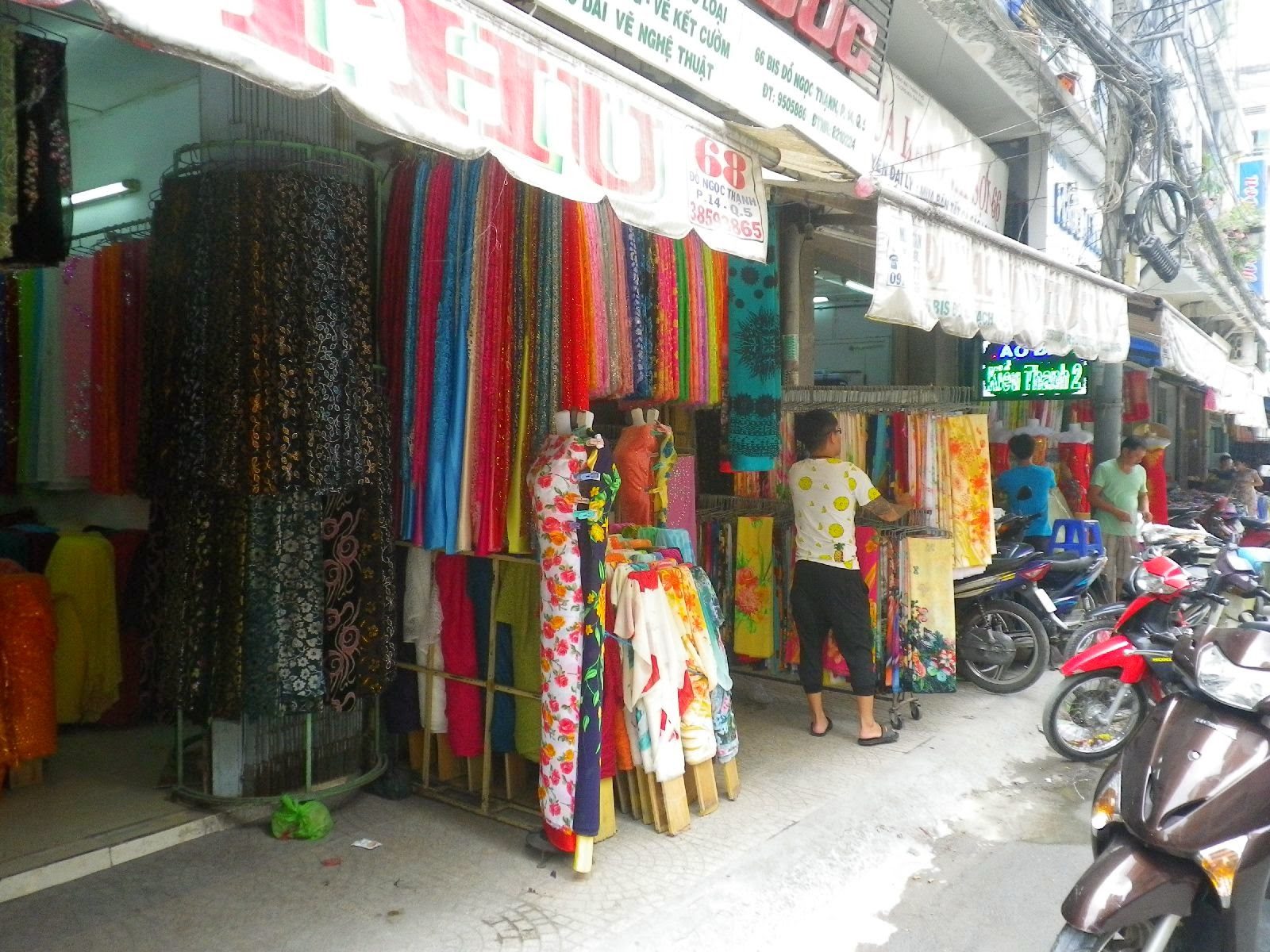 カラフルなアオザイ生地が並ぶチョロンの布地店
