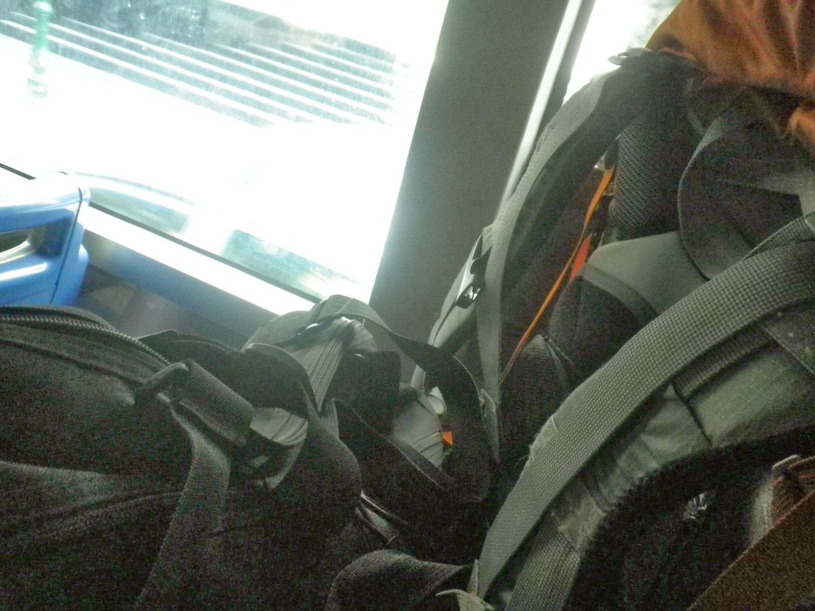 バスの座席に置かれた大きなバックパック2個