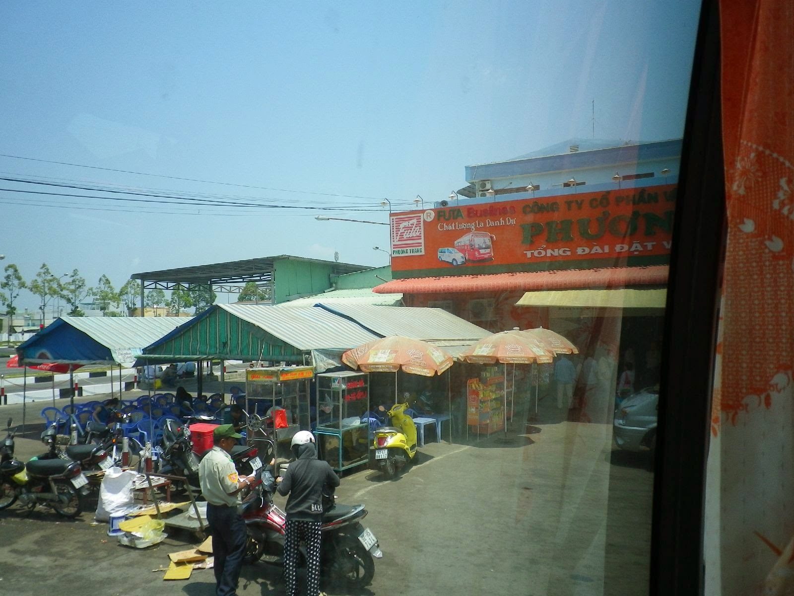 バスの車窓から見えるカントー近郊の路上マーケット