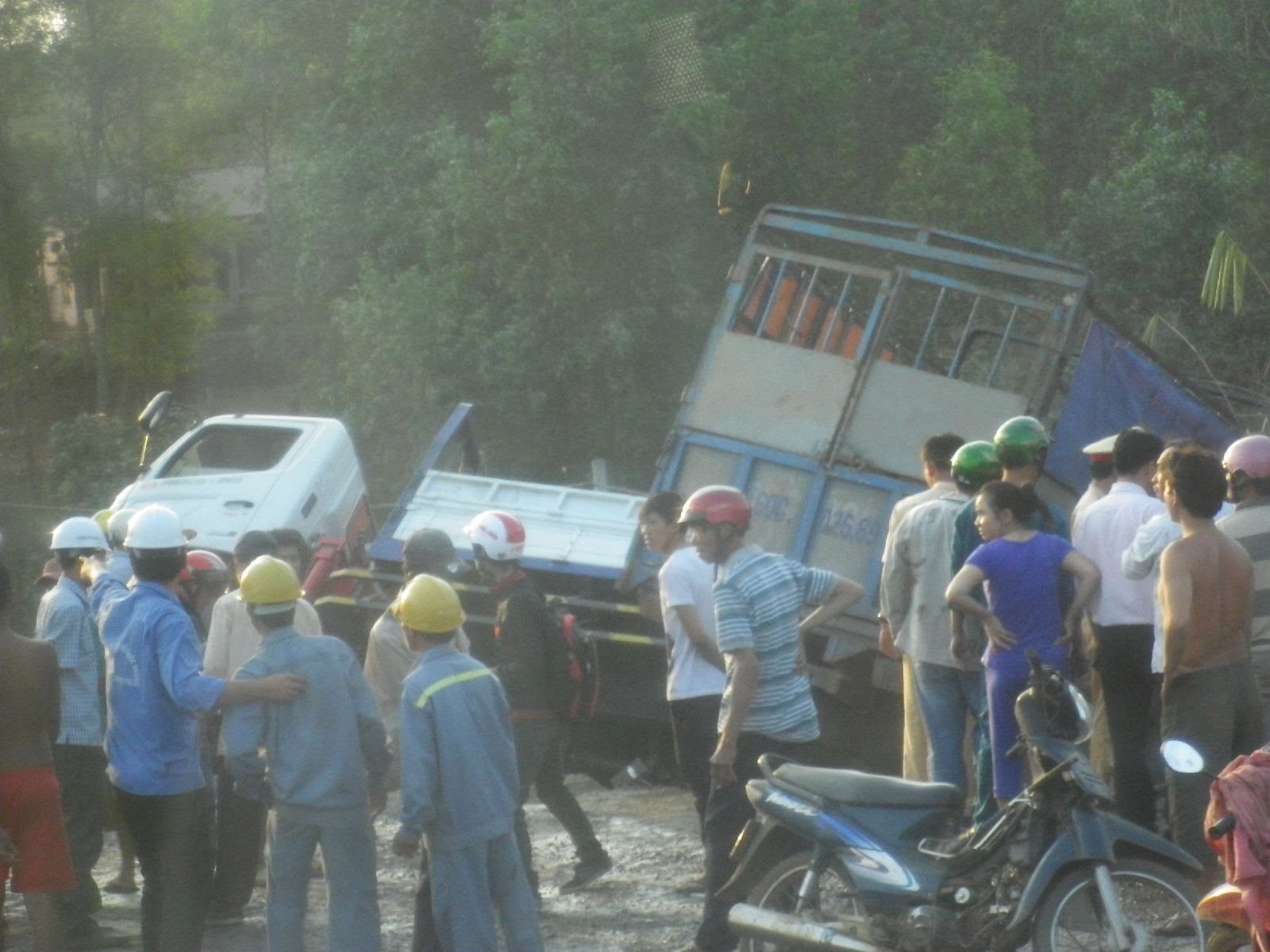 ベトナム幹線道路でトラックが横転した事故現場に集まる人々