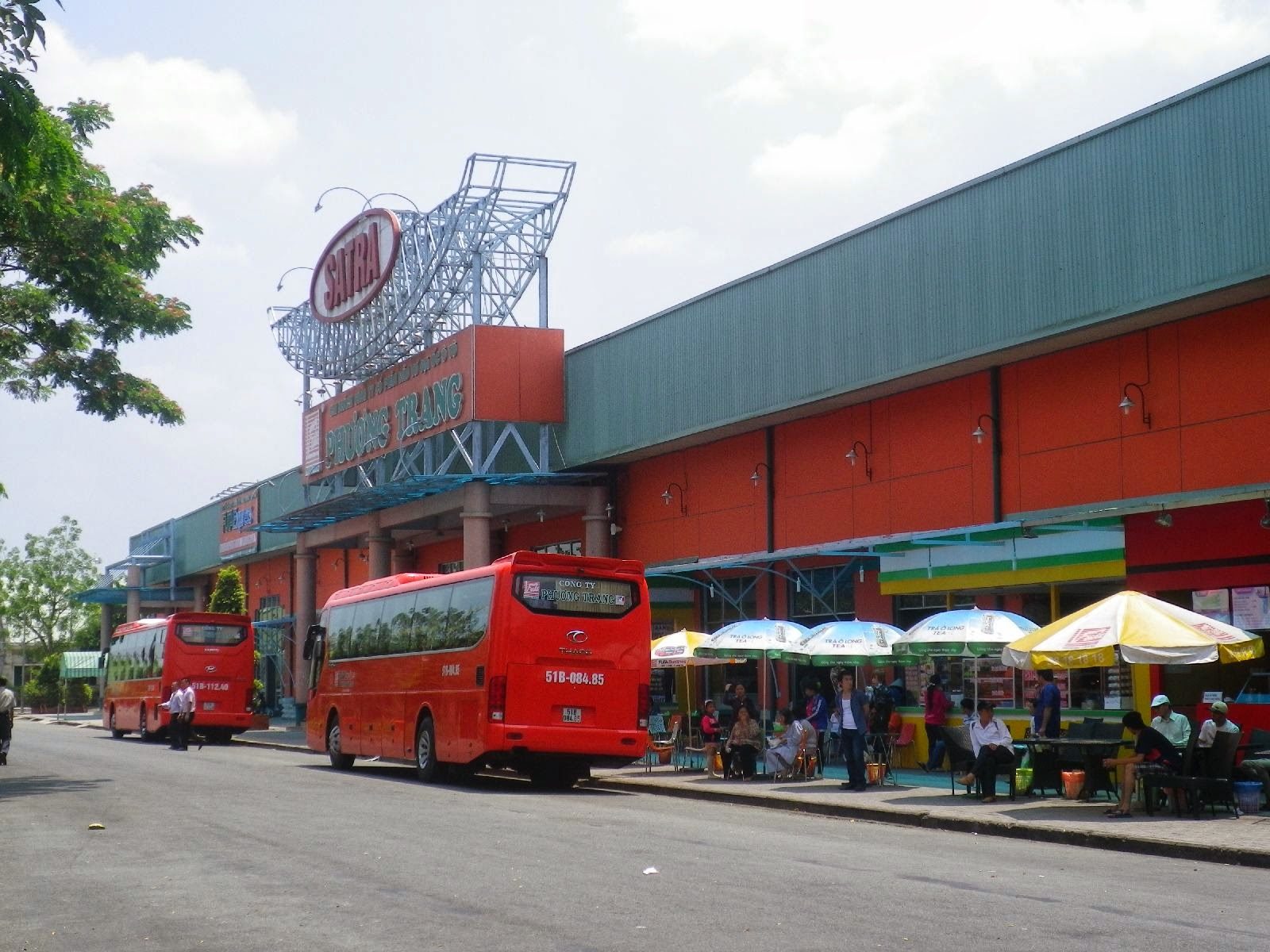 ホーチミン発カントー行きフーンチャントラベルの赤いバスと休憩所