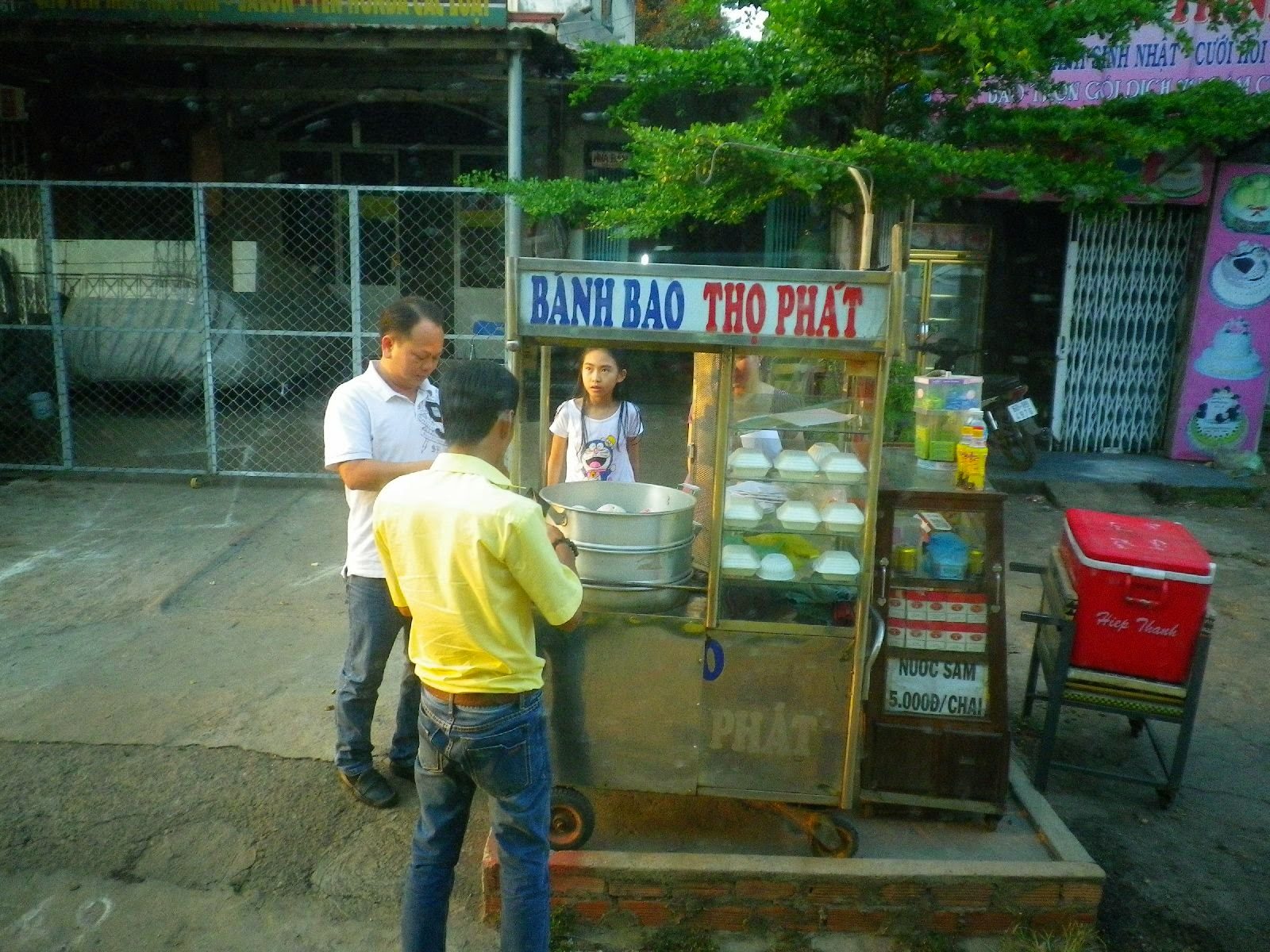 ベトナムのバイン・バオ屋台で買い物するバス乗務員