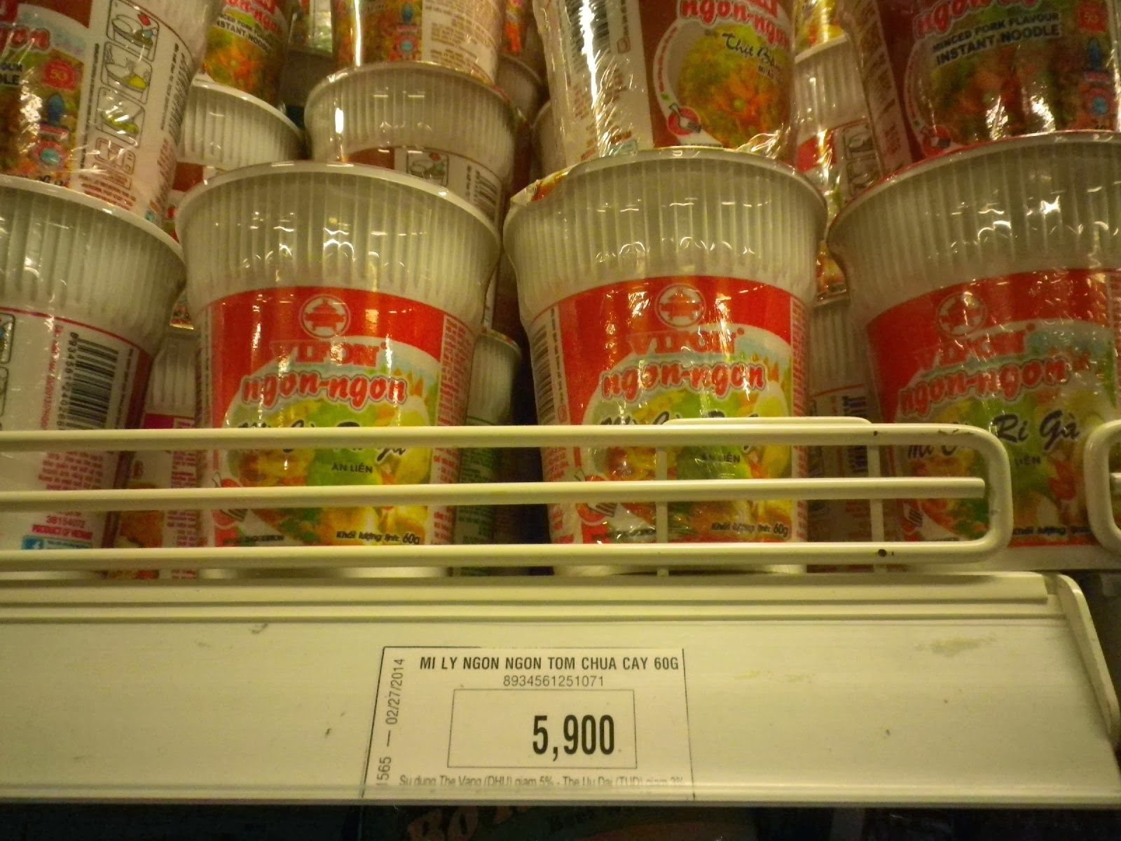 ベトナムのスーパーに並ぶカップ麺「Ngon Ngon」5,900ドン