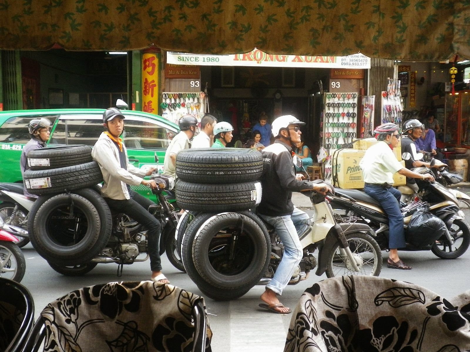 ホーチミンのチョロンでタイヤを山積みしてバイク走行