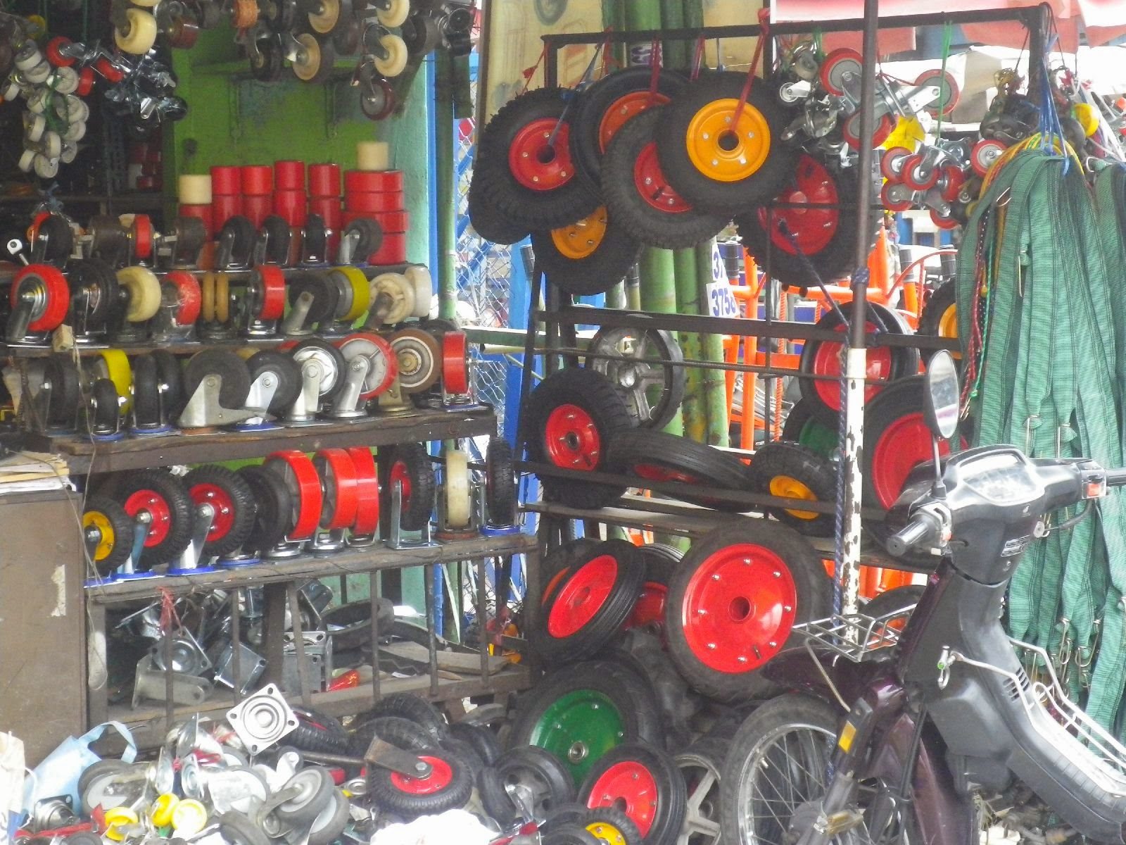 カラフルなキャスターや車輪が並ぶチョロンの雑貨店