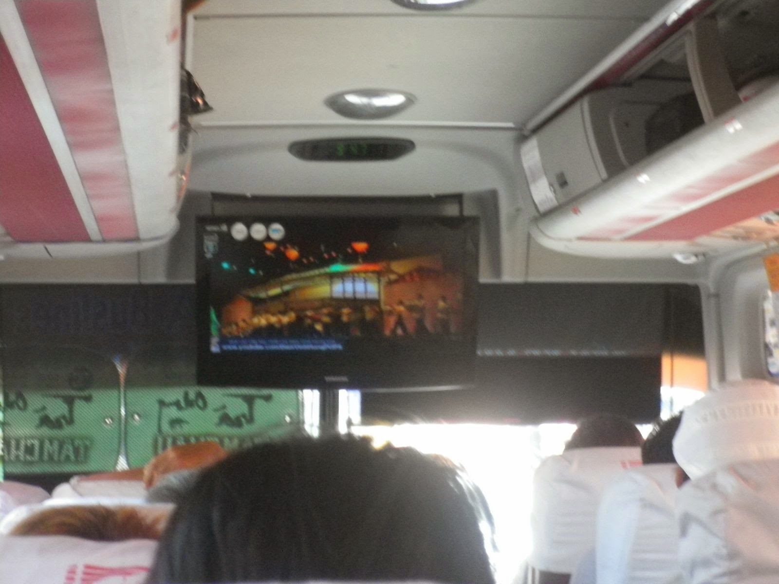 ベトナム長距離バス車内の天井モニターに映る映像