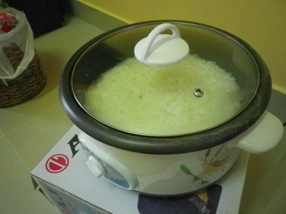 ホアヒンのアパートで炊飯中の電気鍋