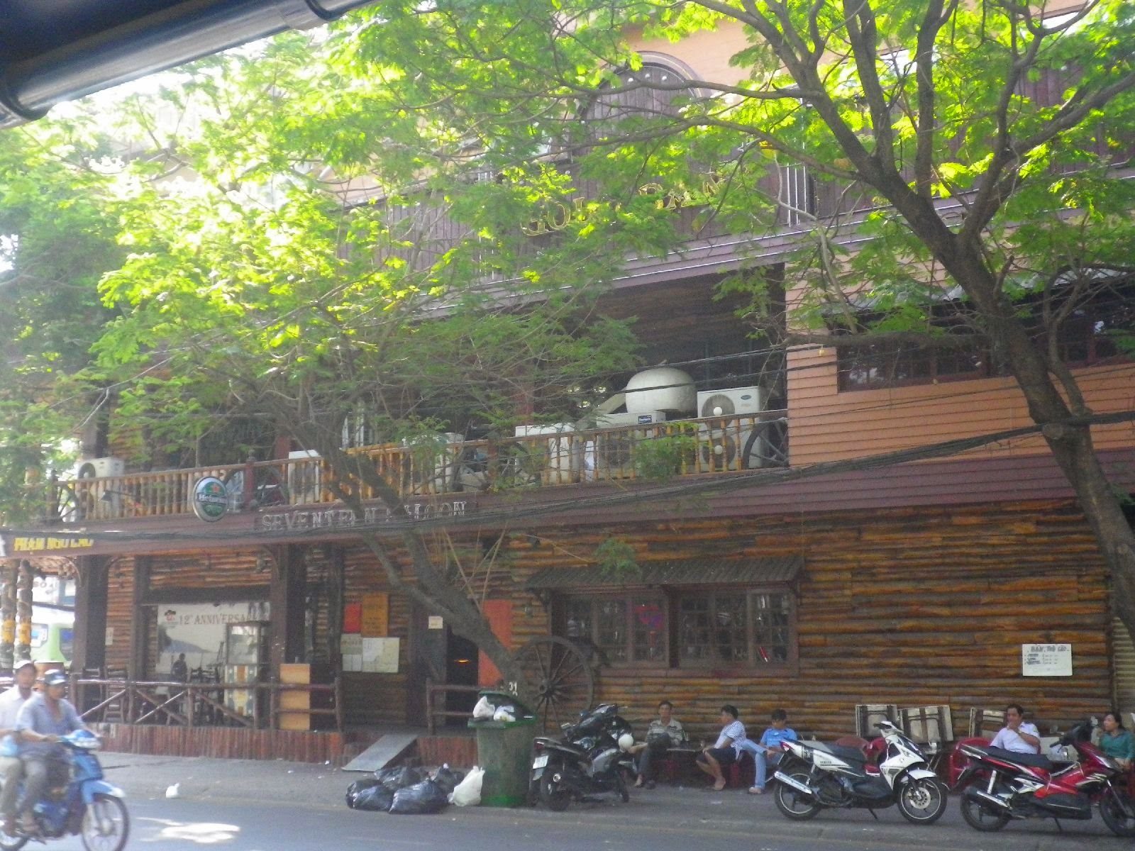 ホーチミン2番バス停向かいのウッディーな木造建物外観