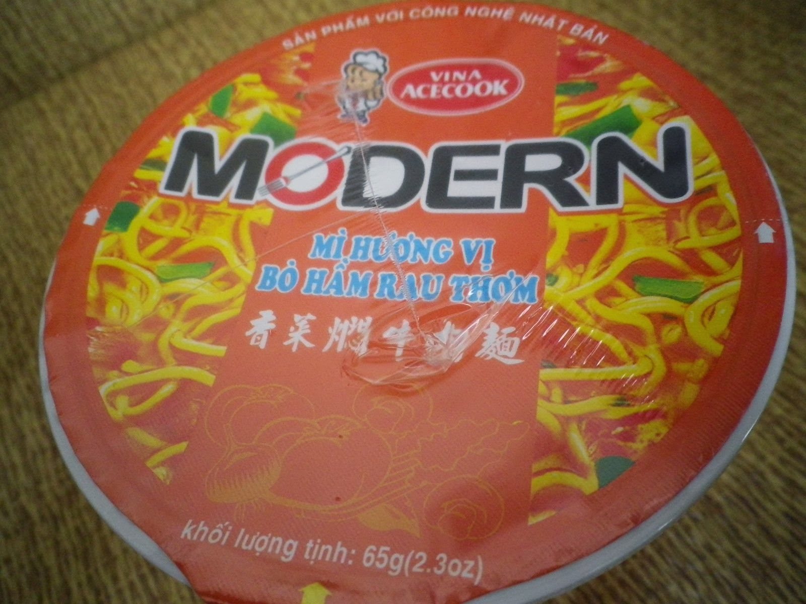 ベトナムACECOOK「MODERN」牛肉風味カップ麺のパッケージ