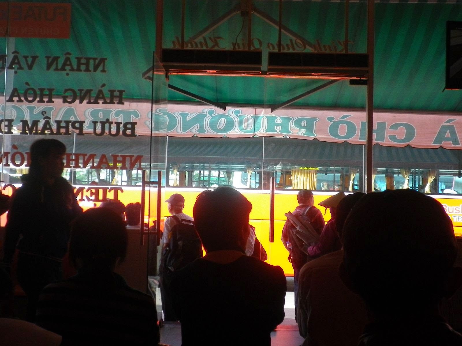 ホーチミンのバスターミナルで乗客が並ぶ様子