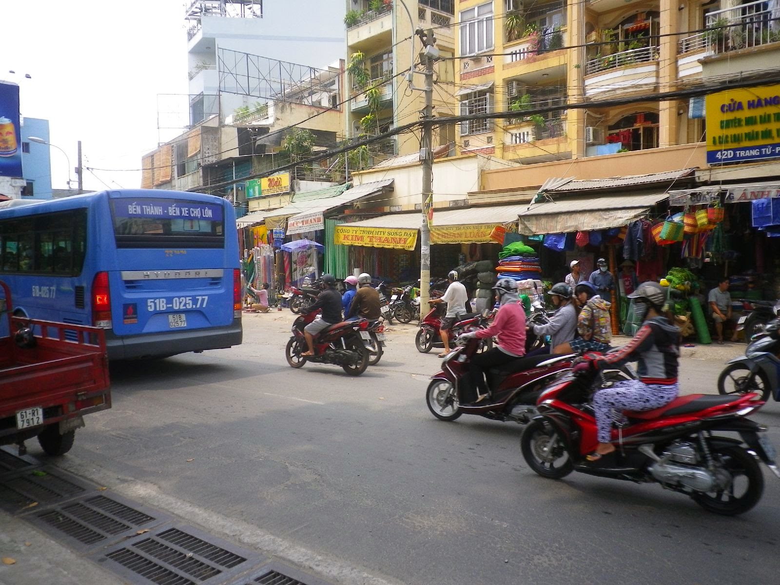 ホーチミン・チョロン周辺のバスとバイクが行き交う交差点