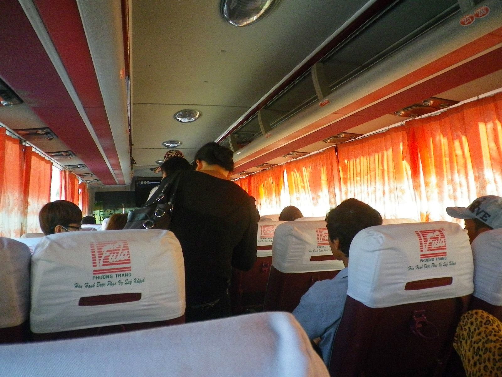 フーンチャントラベルのバス車内とオレンジのカーテン