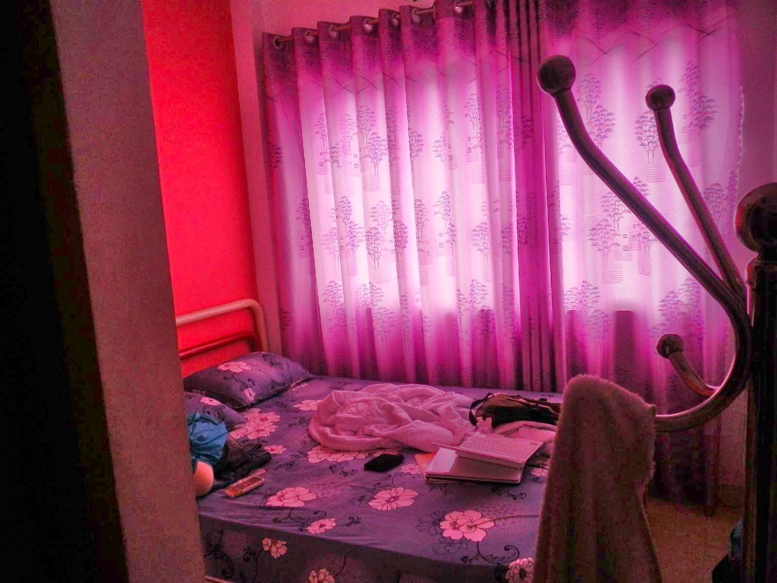 ホーチミンのY Nhi Guest houseピンクカーテンの客室内部